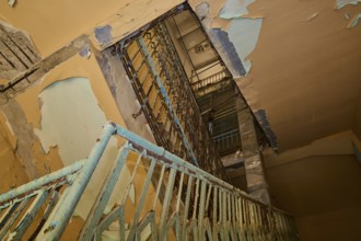 Lost Place, Verlassenes Treppenhaus mit abblätternder blauer Farbe und zerstörtem Geländer, Caserma
