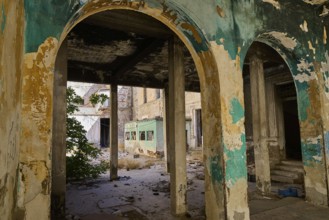 Lost Place, Durchblick durch Arkaden in einem maroden, verlassenen Innenraum, Caserma Avieri,