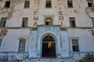 Lost Place, Der verlassene Haupteingang eines ehemals imposanten Gebäudes, Caserma Avieri,