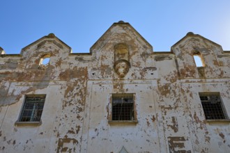Lost Place, Verfallene Fassade eines alten Gebäudes vor klarem Himmel, Caserma Avieri, Gefängnis,