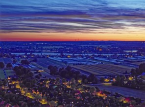 Hamburger Vier- und Marschlande bei Nacht. Im Vordergrund der Ortsteil Fünfhausen, im Hintergrund