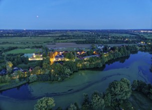 Blick auf Fünfhausen und den Sandbrack-See im Hamburger Ortsteil Kirchwerder bei Nacht. Im Osten