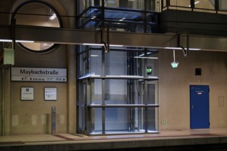 Gläserner Aufzug, Haltestelle Maybachstrasse, U-Bahn, Stadtbahn, Bahnsteig, Bahnhof, ÖPNV,