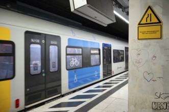 Schild Gefahrenzone, verengter Bahnsteigbereich, hier kein Aufenthalt, unterirdisch einfahrende