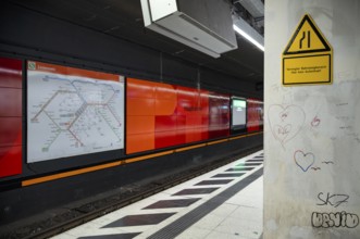 Schild Gefahrenzone, verengter Bahnsteigbereich, hier kein Aufenthalt, Bahnsteig, Haltestelle,