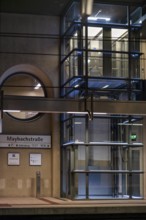 Gläserner Aufzug, Haltestelle Maybachstrasse, U-Bahn, Stadtbahn, Bahnsteig, Bahnhof, ÖPNV,