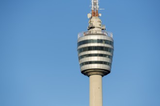 Moderner Fernsehturm vor klarem blauen Himmel, strukturelle Eleganz, Stuttgart-Degerloch,