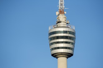 Moderner Turm unter klarem Himmel, Fokus auf strukturelle Details, Fernsehturm,