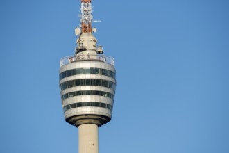Nahaufnahme eines modernen Fernsehturms vor einem klaren blauen Himmel, Stuttgart-Degerloch,