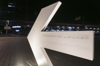 Leuchtender Pfeil mit Mercedes-Benz Schriftzug vor dem Mercedes-Benz-Werk Stuttgart-Untertürkheim,