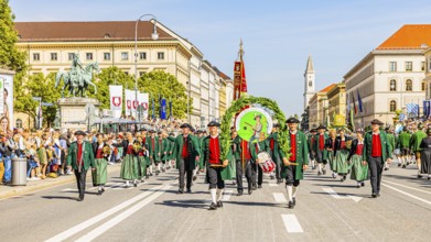 Dietershofen firearms club from Unterallgäu, traditional traditional costume and marksmen's parade,