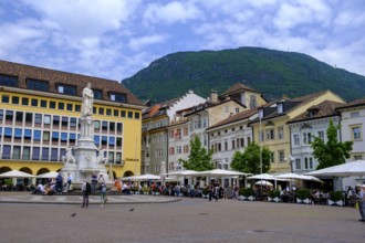 Waltherplatz square with Walter von der Vogelweide monument, Bolzano, South Tyrol, Italy