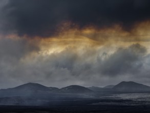 Lava, lava field, ash cloud, volcanic eruption, panorama, mountains, Sundhnúkur crater chain, July