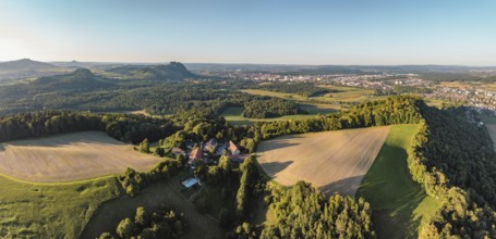Luftbild, Panorama von einer vulkanisch geprägten Landschaft im Abendlicht, im Vordergrund der