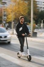 Ein junger Mann nimmt mit einem E-Scooter am öffentlichen Straßenverkehr in einer Stadt teil,