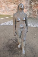 Sculpture Mary Magdalene by Kiki Smith 1994, Wild Woman, bronze sculpture, modern art, female