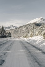 Winter road trip on the Icefields Parkway with lots of snow and ice, Banff National Park, Jasper