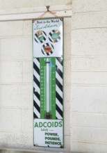 Wall thermometer advertising Duckhams Adcoids engine oil 1930s, on display at auction, UK