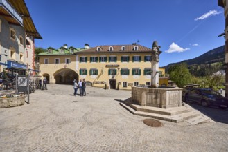 Market fountain, Gasthof Neuhaus, pedestrian zone, historical buildings, fountain, square,