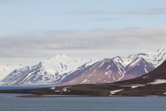 Mountain range, sea, Jotunkjeldene, Spitsbergen, Svalbard