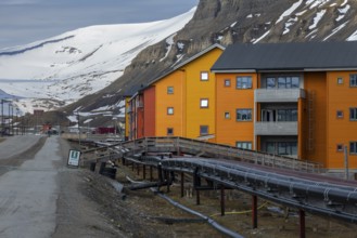 Vei 500, colourful houses with exposed supply lines, street, Longyearbyen, Spitsbergen, Svalbard