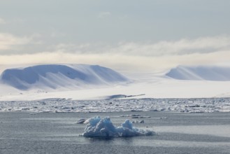 Drift ice, sea ice, sea, mountain range, Faksevagen, Spitsbergen, Svalbard