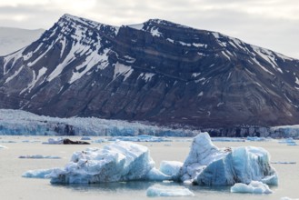Glacier tongue, ice, mountain range, snow, Kongsbreen, Spitsbergen, Svalbard