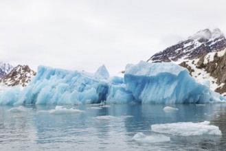 Iceberg in front of a mountain range, glacier ice, Smeerenburgbreen, Scandinavia, Spitsbergen