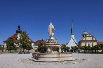 Marienbrunnen with town hall Chapel of Grace and Sankt Magdalena church, Kapellplatz, place of