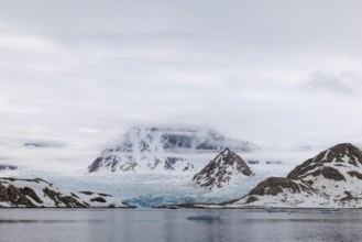 Ice in front of glacier tongue, sea, mountain range, Smeerenburgbreen, Spitsbergen, Svalbard