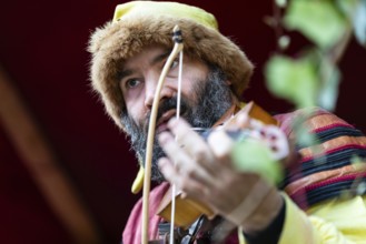 Violinist, musician, medieval clothing, medieval market, city of Esslingen, district of Esslingen,