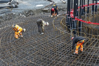 Assembly of reinforcing steel for the reinforced concrete foundation of a wind turbine, a mesh of