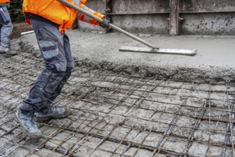 Concreting, concreting the foundation of a wind turbine, more than 600 cubic meters of concrete
