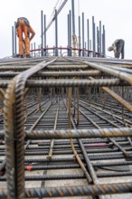 Assembly of reinforcing steel for the reinforced concrete foundation of a wind turbine, a mesh of