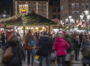 Abendlicher NÃ¼rnberger Christkindlesmarkt, Hauptmarkt, Nuremberg, Middle Franconia, Bavaria,
