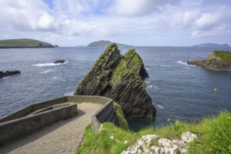 Steep descent to Dunquin pier, Ballyickeen Commons, Dunquin, Kerry, Ireland