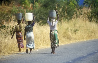 Women balancing baskets on their heads, Bwangu Mzimba, Malawi, Africa, June 2000, vintage, retro,