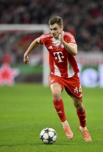 Josip Stanisic FC Bayern Munich FCB (44) Action on the ball Champions League, Allianz Arena,