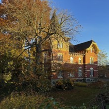 Villa-like house with garden in autumn, Lippstadt, North Rhine-Westphalia, Germany