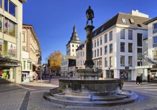 Bernard II monument by Albert Pehle on the Bernard Fountain, with the tower of St. James Church in