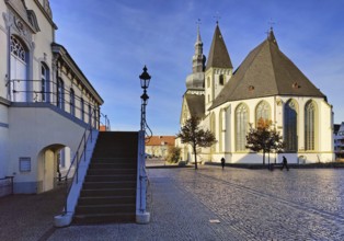GroÃŸe Marienkirche mit Rathausplatz, Lippstadt, North Rhine-Westphalia, Germany