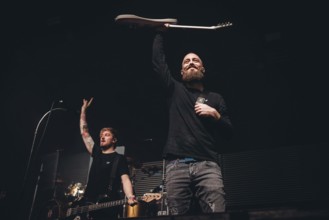 Guitarist Andy buck from Emil Bulls live on X-Mas Bash Tour 2025 at Huxleys Neue Welt in Berlin on