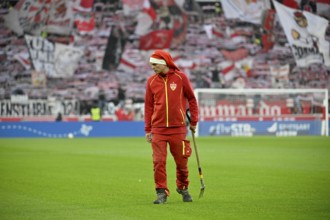 Greenkeeper with Santa hat, Christmas hat, in front of Cannstatt curve, fan block, fans, fan curve,