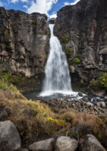 Taranaki Falls waterfall, Tama Lake Walk (Tama Lakes Track) . Tongariro National Park, North