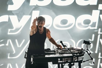 BUNT. live in the middle of it all tour at Berlin's Tempodrom on 21.11.2025