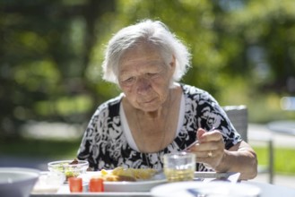 86-year-old woman having lunch, retirement home, Jettingen, Baden-WÃ¼rttemberg, Germany