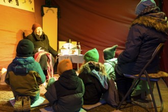 Storyteller with children at the Elbhangfest Christmas market in Dresden Loschwitz in the historic