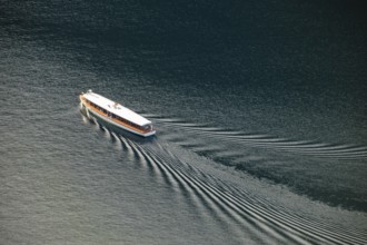 Excursion boat with bow wave at KÃ¶nigssee from above, SchÃ¶nau am KÃ¶nigssee, Berchtesgadener