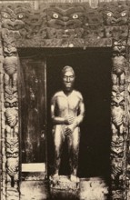 Tawhaki's twin post Te Apaapa at the entrance to Te Mana Assembly House, Turanga, ca. 1895, Maori,