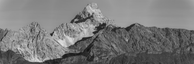 Mountain panorama from the Koblat-HÃ¶henweg on the Nebelhorn across the Obertal with lush green